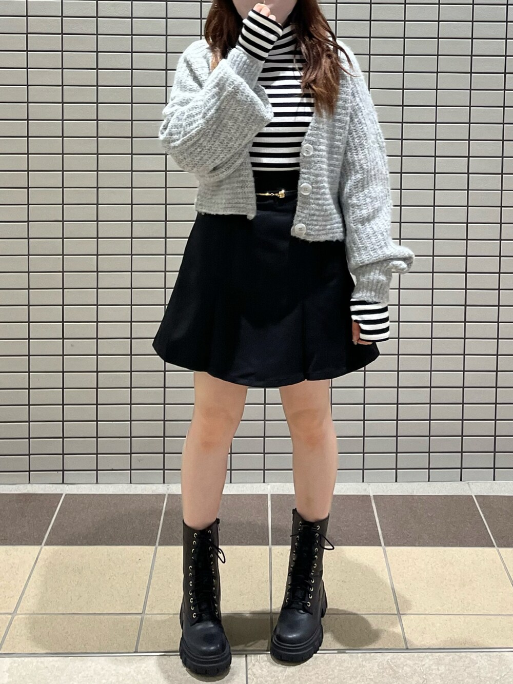 「秋のコーデ、大人ガーリー、ショートブーツ、ボリューム袖、レイヤードスタイル、カーディガン、タートルネック、ハイネック、モノトーン、ボーダー、ミニスカート、ガーリー、骨格ストレート、one after another NICE CLAUP、ナイスクラップ」｜「one after another NICE CLAUPのスタイリングをアップデートする。NCイニシャルハイネックトップス（Tシャツ/カットソー、ブラック系）」を使った、たじさん（レディース・156cm）の秋コーディネートの2枚目の写真