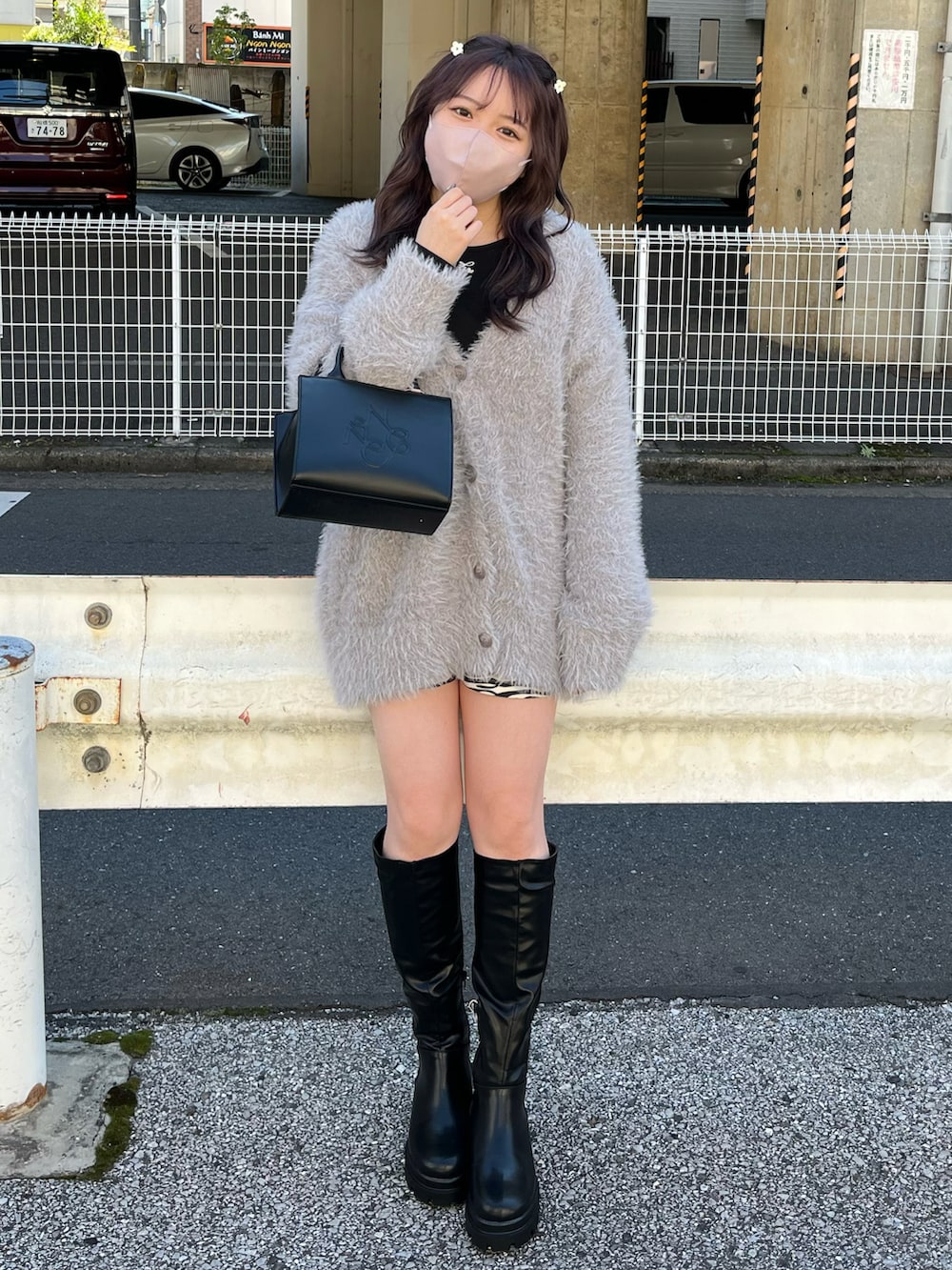 「秋コーデ、オトナ女子、ゆるコーデ、カーディガン、ニットカーディガン、フェザー、モノトーン、ショートパンツ、ロングブーツ、ゼブラ柄、ガーリー、one after another NICE CLAUP、ナイスクラップ、グレー、ロングカーディガン」｜「one after another NICE CLAUPのシンプルにもフェミニンにもあざと可愛い。ロングフェザーカーディガン（カーディガン/ボレロ、グレー系）」を使った、たじさん（レディース・156cm）の秋コーディネートの4枚目の写真