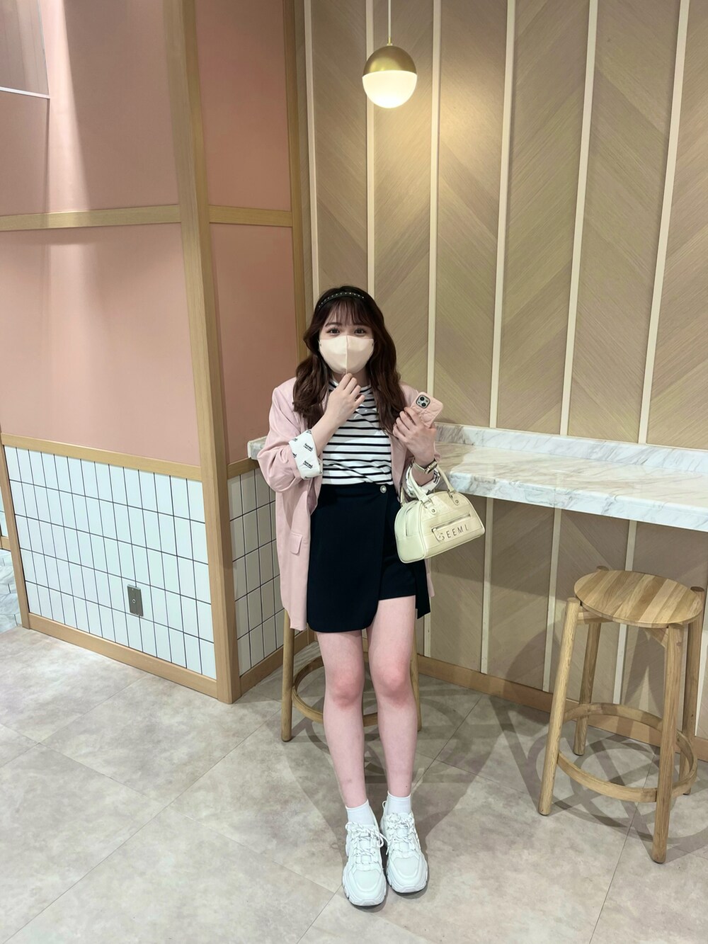 「オトナ女子、テーラードジャケット、ジャケット、ピンク、モノトーン、シンプルコーデ、オトナカワイイ、ガーリー、きれいめカジュアル、ボーダー、Tシャツ、スニーカー、one after another NICE CLAUP、ナイスクラップ、ミニスカート」｜「one after another NICE CLAUPのJOLIE ワンポイントロゴ刺繍T（Tシャツ/カットソー、ホワイト系）」を使った、たじさん（レディース・156cm）の春コーディネートの3枚目の写真
