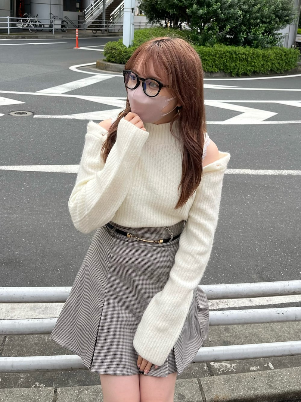 「秋服、休日コーデ、オトナ女子、大人かわいい、骨格ストレート、ガーリー、ロングブーツ、ブーツ、チェックスカート、白ニット、ミニスカート、めがね、ナイスクラップ、one after another NICE CLAUP、秋コーデ」｜「one after another NICE CLAUPのトレンドの肌見せができる。肩あきマルチWAYニット（ニット/セーター、ホワイト系）」を使った、たじさん（レディース・156cm）の秋コーディネートの2枚目の写真