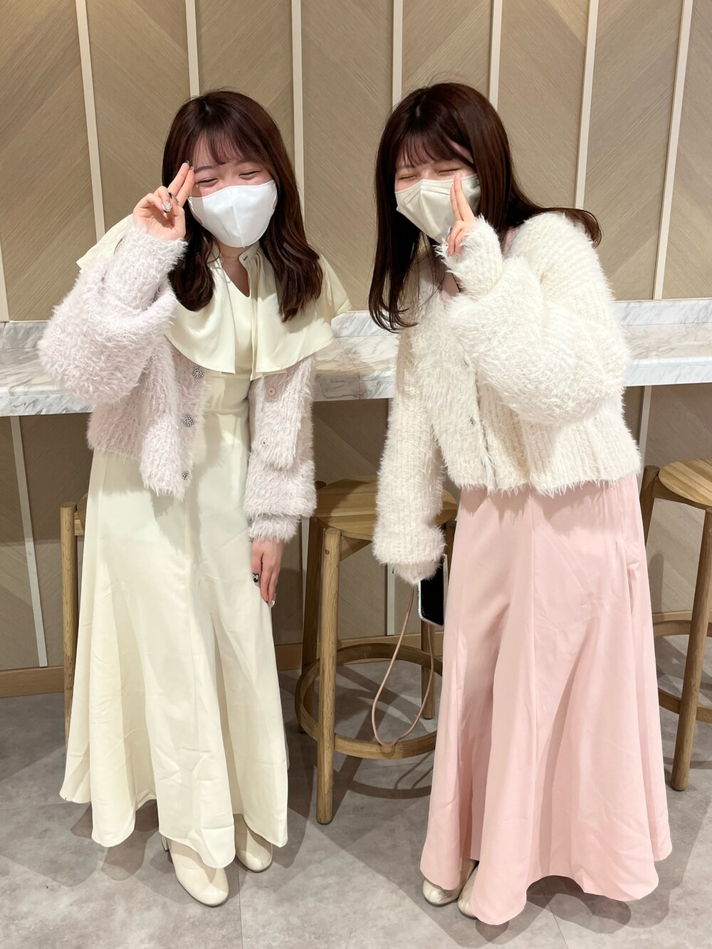 「one after another NICE CLAUP、ナイスクラップ、ワンピース、ワントーンコーデ、カーディガン、ふたごコーデ、シミラールック、キレイめ、春コーデ、カラーコーデ、淡色コーデ、ロングワンピース、大人ガーリー、ガーリー、低身長」|「one after another NICE CLAUPのキラキラボタンフェザーカーディガン 2023SS(カーディガン/ボレロ、ホワイト系)」を使った、たじさん(レディース・156cm)の冬コーディネートの5枚目の写真