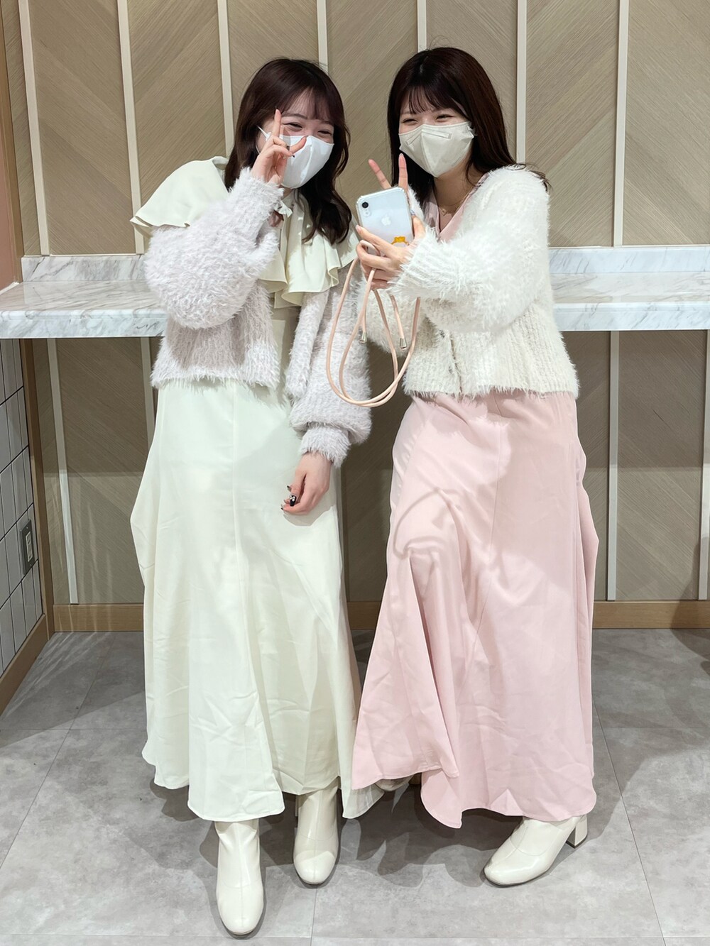 「one after another NICE CLAUP、ナイスクラップ、ワンピース、ワントーンコーデ、カーディガン、ふたごコーデ、シミラールック、キレイめ、春コーデ、カラーコーデ、淡色コーデ、ロングワンピース、大人ガーリー、ガーリー、低身長」|「one after another NICE CLAUPのキラキラボタンフェザーカーディガン 2023SS(カーディガン/ボレロ、ホワイト系)」を使った、たじさん(レディース・156cm)の冬コーディネートの4枚目の写真