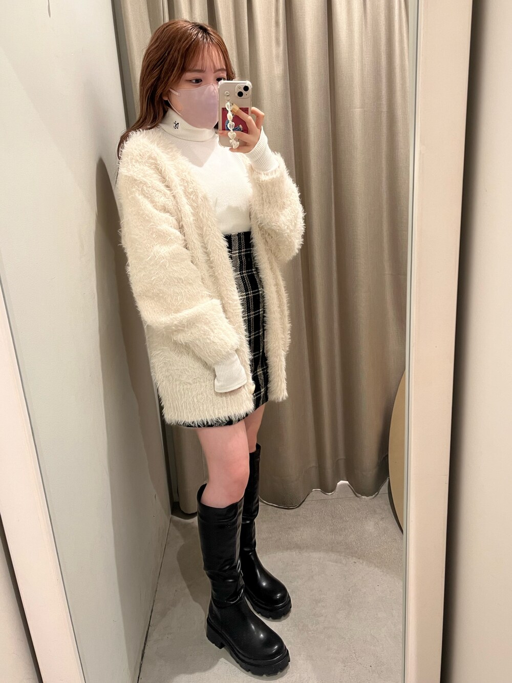 「秋コーデ、オトナカワイイ、ガーリー、チェック、チェックスカート、フェザー、ロングカーディガン、カーディガン、ロングブーツ、ミニスカート、one after another NICE CLAUP、モノトーン、骨格ストレート、ブーツ」｜「one after another NICE CLAUPのタンク底ロングブーツ（ブーツ、ブラック系）」を使った、たじさん（レディース・156cm）の秋コーディネートの3枚目の写真