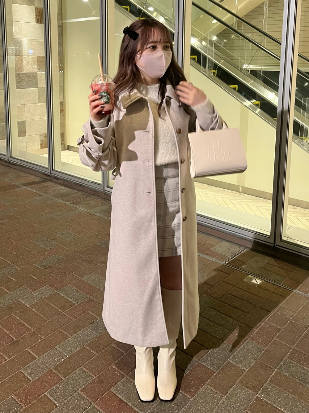 「one after another NICE CLAUP、ナイスクラップ、ロングコート、ミニスカート、ロングブーツ、秋冬コーデ、ステンカラーコート、ホワイトコーデ、キレイめ、ガーリー、デートスタイル(WOMEN)、骨格ストレート、チェックスカート、白ニット、オトナ女子」|「one after another NICE CLAUPのロゴモチーフエンボスミニバック(ショルダーバッグ、ホワイト系)」を使った、たじさん(レディース・156cm)の秋コーディネートの2枚目の写真