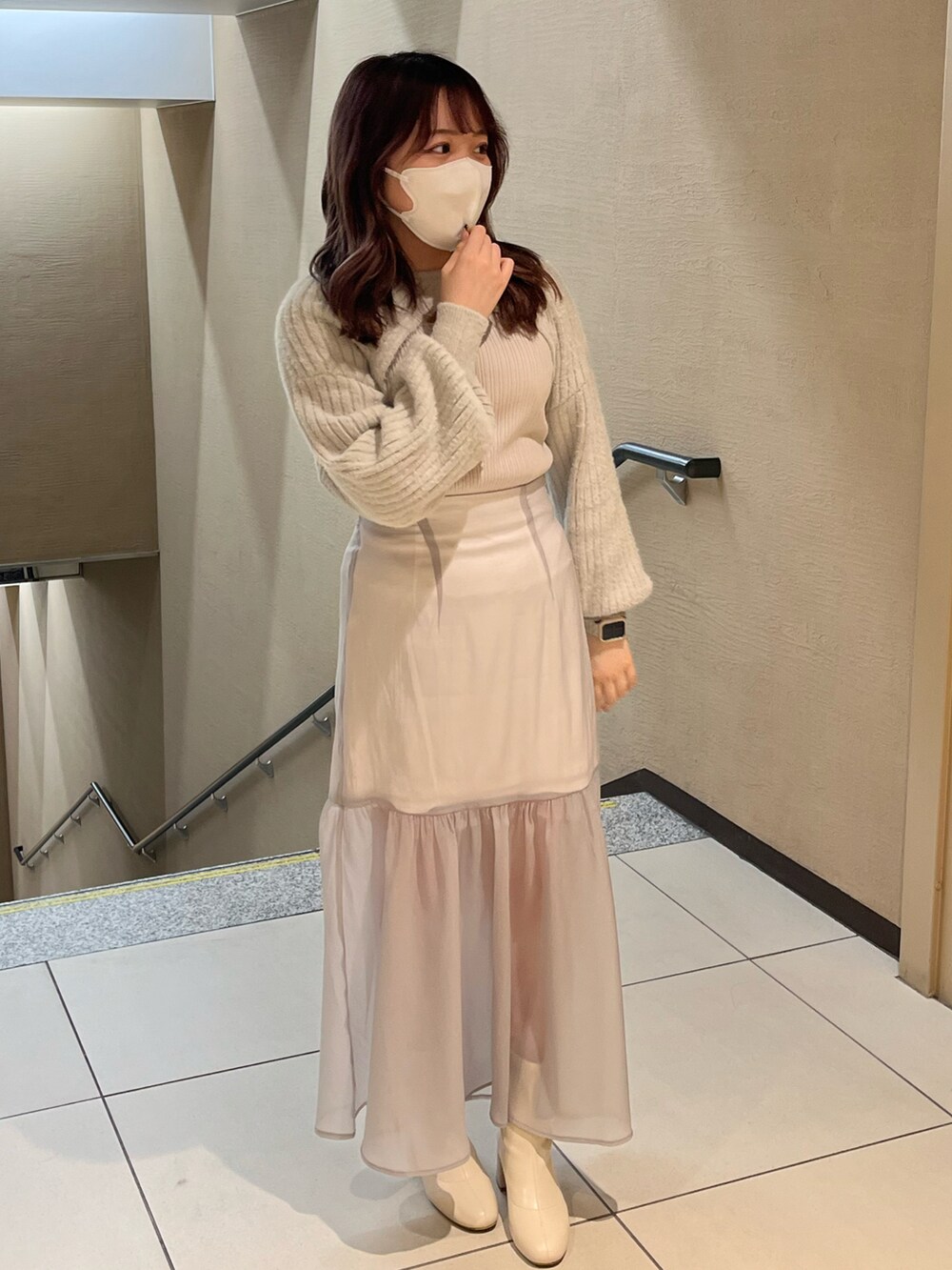 「one after another NICE CLAUP、ナイスクラップ、グレー、ワントーンコーデ、ブルー、シアー、肌見せ、マーメイドスカート、キレイめ、大人コーデ、ガーリー、骨格ストレート、標準身長、デート、シアースカート」｜「one after another NICE CLAUPのマルチWAYフェザーニット2枚セット　2023SS（ニット/セーター、グレー系）」を使った、たじさん（レディース・156cm）の冬コーディネートの2枚目の写真