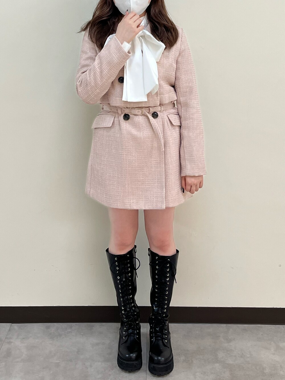 「one after another NICE CLAUP、ナイスクラップ、ガーリー、フレンチガーリー、セットアップ、ジャケットワンピ、ミニワンピ、ワンピース、ピンク、ボウタイブラウス、ツイード、骨格ストレート、標準身長、ブラウス、大人ガーリー」｜「one after another NICE CLAUPの3WAYワンピースジャケットコート　2023SS（テーラードジャケット、ピンク系）」を使った、たじさん（レディース・156cm）の冬コーディネートの2枚目の写真