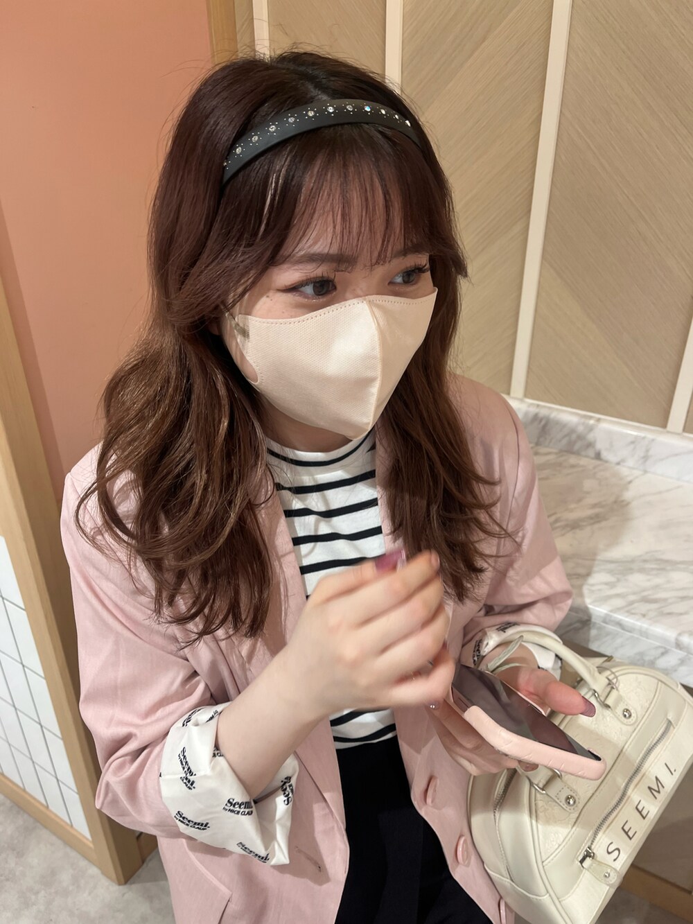 「オトナ女子、テーラードジャケット、ジャケット、ピンク、モノトーン、シンプルコーデ、オトナカワイイ、ガーリー、きれいめカジュアル、ボーダー、Tシャツ、スニーカー、one after another NICE CLAUP、ナイスクラップ、ミニスカート」｜「one after another NICE CLAUPのJOLIE ワンポイントロゴ刺繍T（Tシャツ/カットソー、ホワイト系）」を使った、たじさん（レディース・156cm）の春コーディネートの4枚目の写真