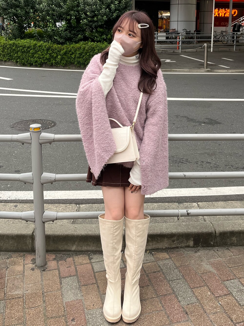 「レイヤードスタイル、ニット、タートルネック、プリーツスカート、ミニスカート、ロングブーツ、骨格ストレート、ピンク、スウェード、one after another NICE CLAUP、ナイスクラップ、ガーリー、韓国ファッション、トレンド、秋冬コーデ」｜「one after another NICE CLAUPのトレンドの着こなし。マルチウェイブークレニット（ニット/セーター、ピンク系）」を使った、たじさん（レディース・156cm）の秋コーディネートの2枚目の写真