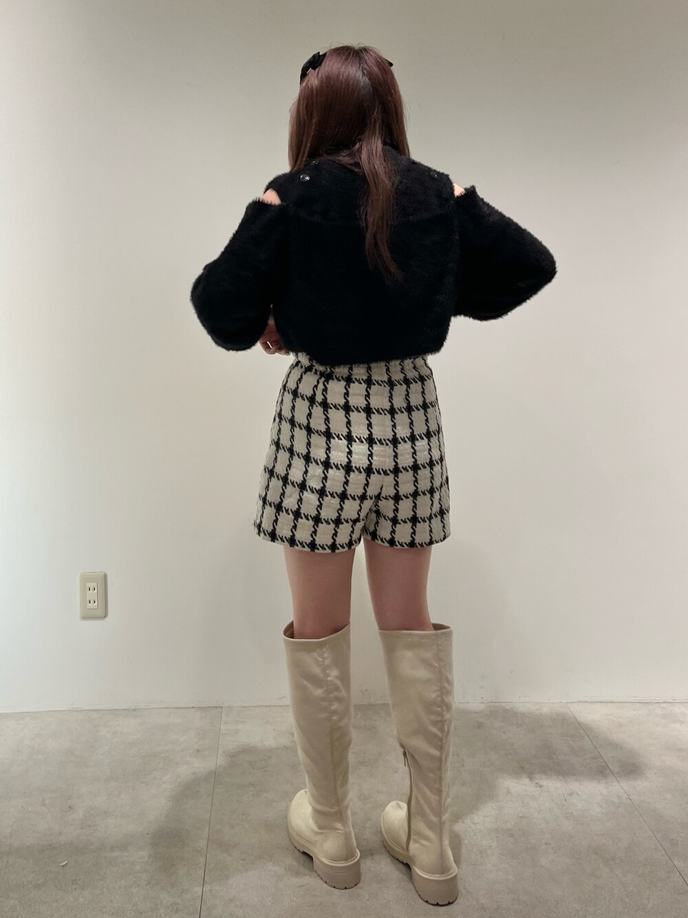「大人ガーリー、モノトーン、ガーリー、ロングブーツ、ショートパンツ、肩あき、フェザー、キレイめ、one after another NICE CLAUP、ナイスクラップ、ツイード、骨格ストレート、ニットコーデ、ブラックコーデ、標準身長」｜「one after another NICE CLAUPの肩あきマルチウェイフェザーニット（ニット/セーター、ブラック系）」を使った、たじさん（レディース・156cm）の秋コーディネートの5枚目の写真