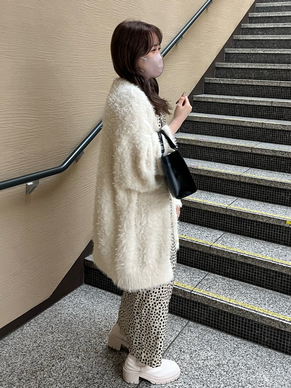 「秋服、オトナ女子、秋色コーデ、ワンピース、キャミワンピ、スリット、ダルメシアン柄、カーディガン、サイドゴアブーツ、フェザー、モノトーン、骨格ストレート、ナイスクラップ、one after another NICE CLAUP、nice claup」|「one after another NICE CLAUPのロゴモチーフエンボスミニバック(ショルダーバッグ、ブラック系)」を使った、たじさん(レディース・156cm)の秋コーディネートの3枚目の写真