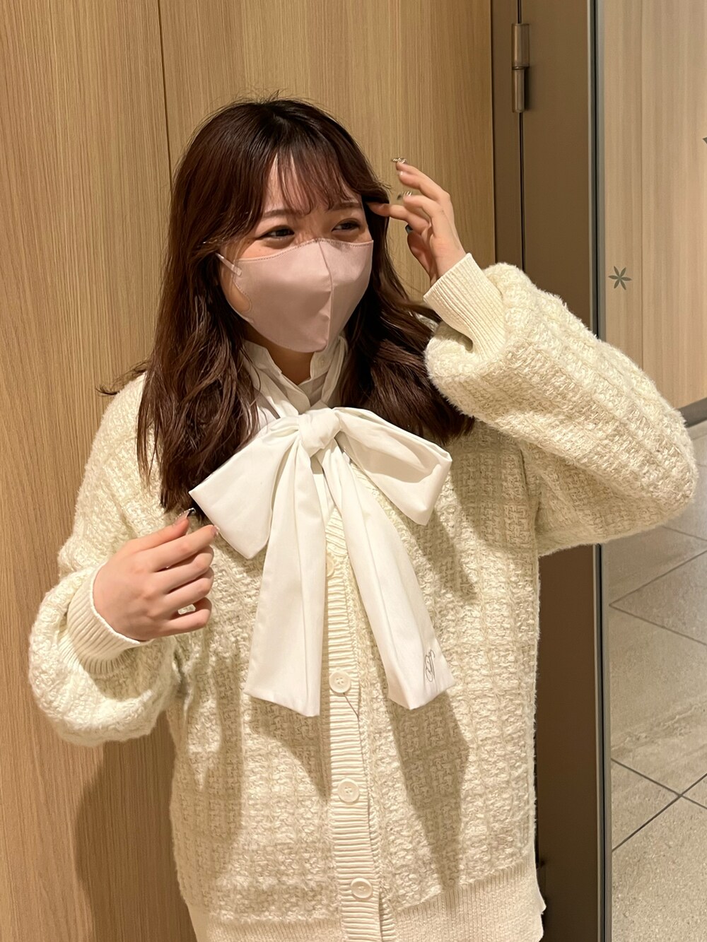 「オトナ女子、one after another NICE CLAUP、ナイスクラップ、マーメイドスカート、ロングカーディガン、カーディガン、ツイード、ボウタイブラウス、標準身長、骨格ストレート、ガーリー、キレイめ、ワントーンコーデ、オールホワイト、春コーデ」|「one after another NICE CLAUPのN刺繍ボウタイブラウス 2023SS(シャツ/ブラウス、ホワイト系)」を使った、たじさん(レディース・156cm)の冬コーディネートの3枚目の写真