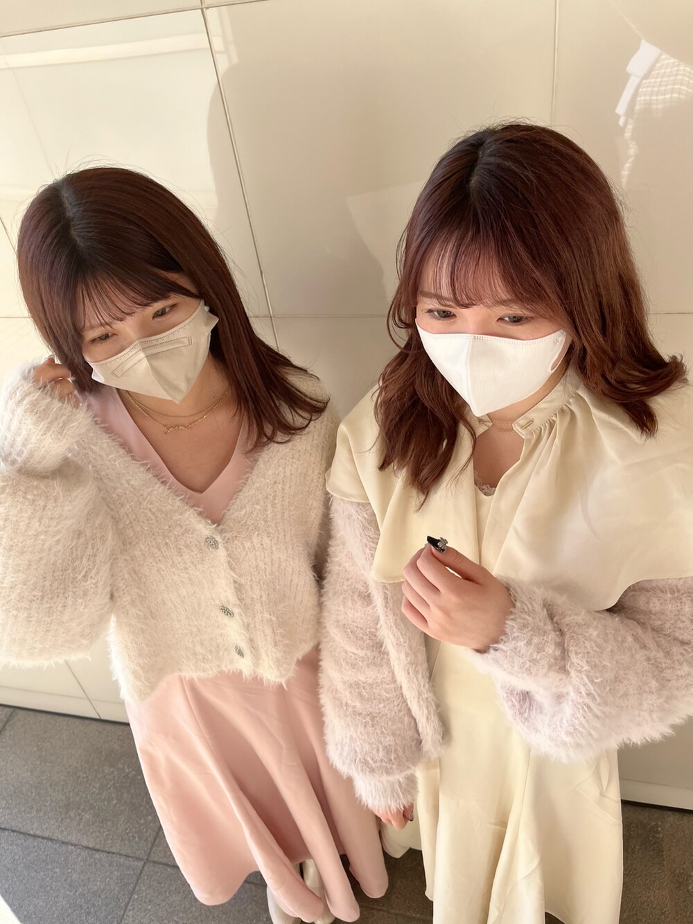 「one after another NICE CLAUP、ナイスクラップ、ワンピース、ワントーンコーデ、カーディガン、ふたごコーデ、シミラールック、キレイめ、春コーデ、カラーコーデ、淡色コーデ、ロングワンピース、大人ガーリー、ガーリー、低身長」|「one after another NICE CLAUPのキラキラボタンフェザーカーディガン 2023SS(カーディガン/ボレロ、ホワイト系)」を使った、たじさん(レディース・156cm)の冬コーディネートの3枚目の写真