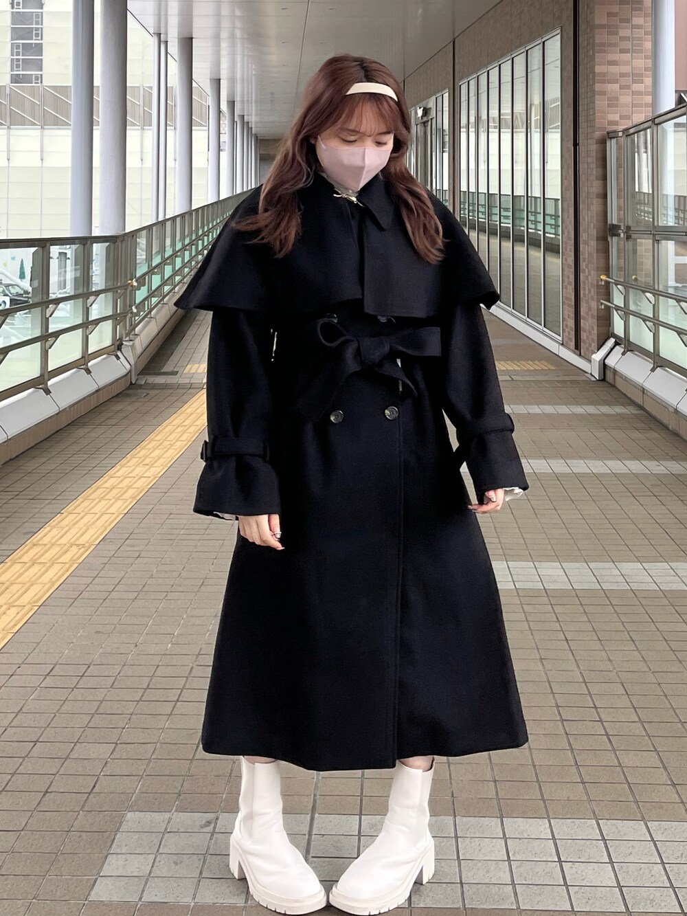 「秋コーデ、コート、ケープ、アウター、秋冬コーデ、モノトーン、ロングコート、オトナカワイイ、大人かわいい、モノトーンコーデ、キレイめコーデ、nice claup、one after another NICE CLAUP、ナイスクラップ、標準身長」｜「one after another NICE CLAUPの大人可愛い。ケープ付きロングステンカラーコート（ステンカラーコート、ブラック系）」を使った、たじさん（レディース・156cm）の秋コーディネートの4枚目の写真