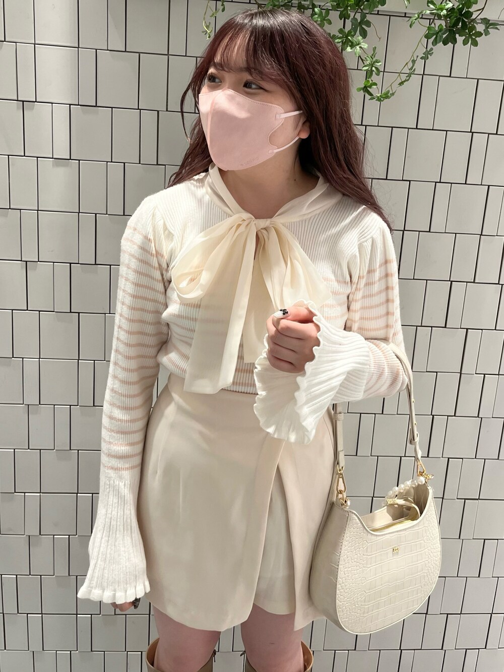 「ボウタイ、春カラー、ボーダー、春コーデ、ワントーンコーデ、ピンク、ガーリー、ミニスカート、one after another NICE CLAUP、ナイスクラップ、キレイめ、淡色コーデ、骨格ストレート、標準身長、フレンチガーリー」｜「one after another NICE CLAUPのビジューボタンスカパン　2023SS（その他パンツ、ホワイト系）」を使った、たじさん（レディース・156cm）の冬コーディネートの2枚目の写真