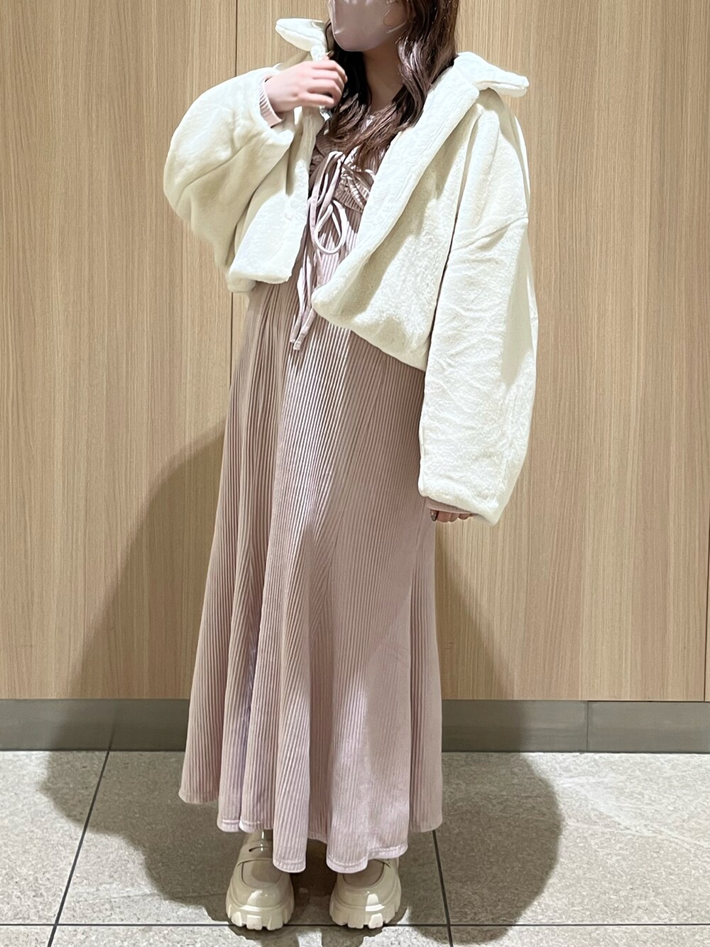 「秋服、秋服コーデ、カラーコーデ、ピンク、ワンピース、ロングワンピース、キャミワンピ、キレイめ、ベロア、ファーコート、nice claup、one after another NICE CLAUP、ナイスクラップ、ガーリー、骨格ストレート」｜「one after another NICE CLAUPの1着で着回し広がる。マルチWAYセットワンピース（ワンピース、ピンク系）」を使った、たじさん（レディース・156cm）の秋コーディネートの3枚目の写真