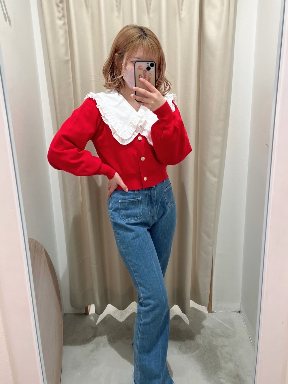 ホワイト系のトートバッグ、ホワイト系のシャツ/ブラウス、レッド系のカーディガン/ボレロを着用したレディースの春コーディネートの2枚目の写真