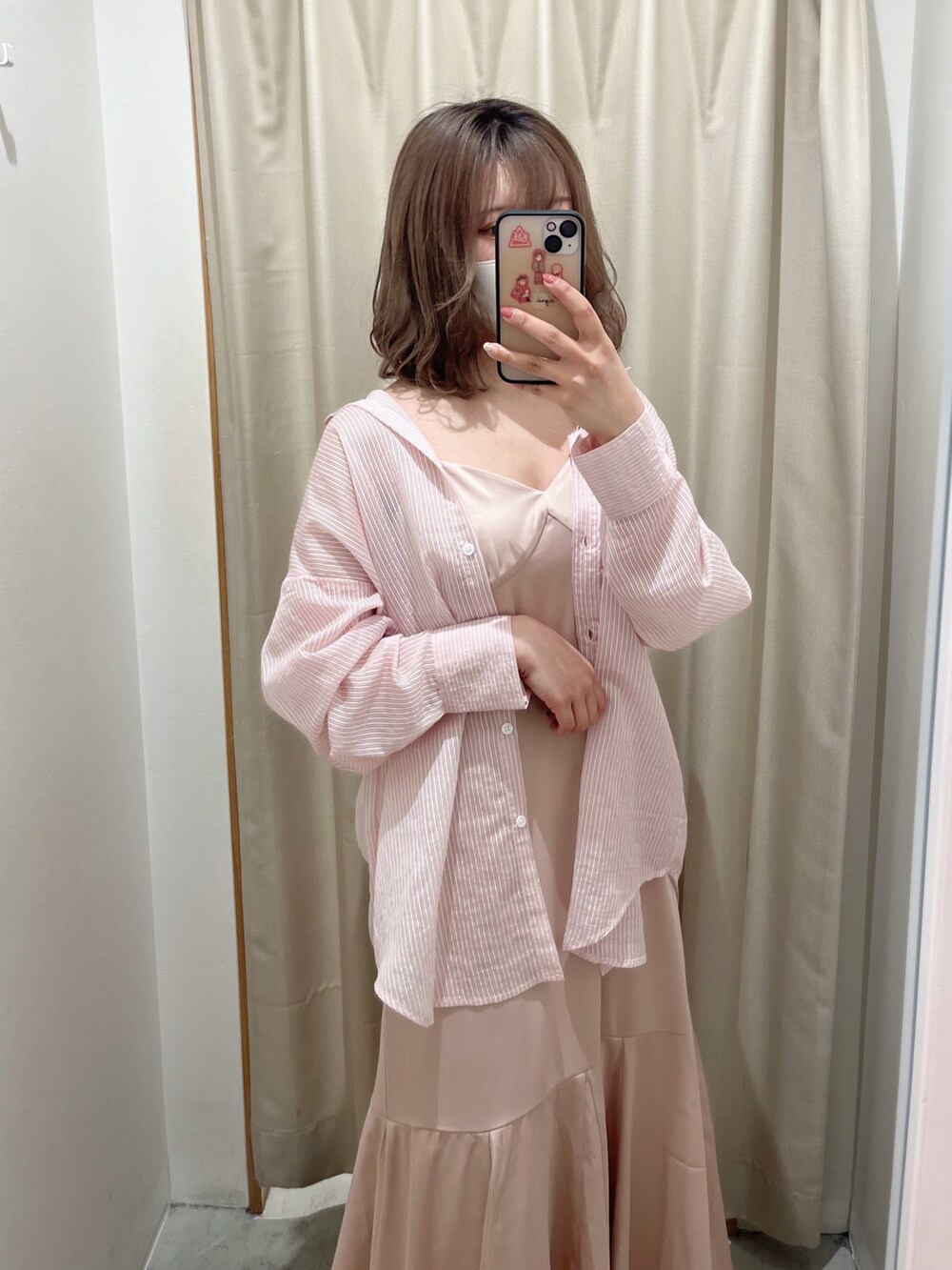 ピンク系のワンピース、ピンク系のシャツ/ブラウス、ホワイト系のサンダルを着用したレディースの春コーディネートの2枚目の写真