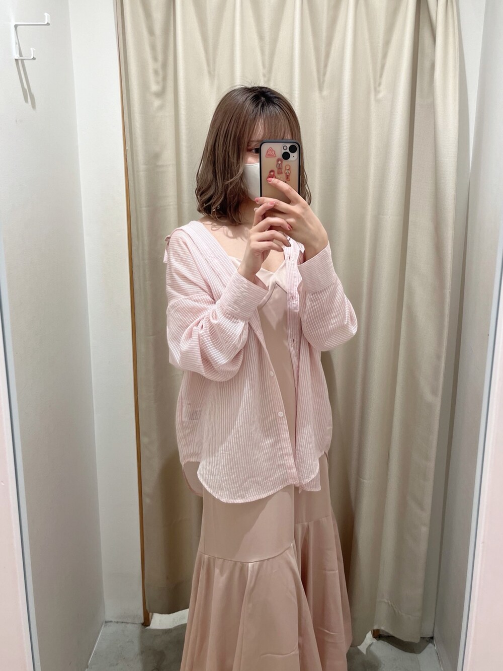 ピンク系のワンピース、ピンク系のシャツ/ブラウス、ホワイト系のサンダルを着用したレディースの春コーディネートの3枚目の写真