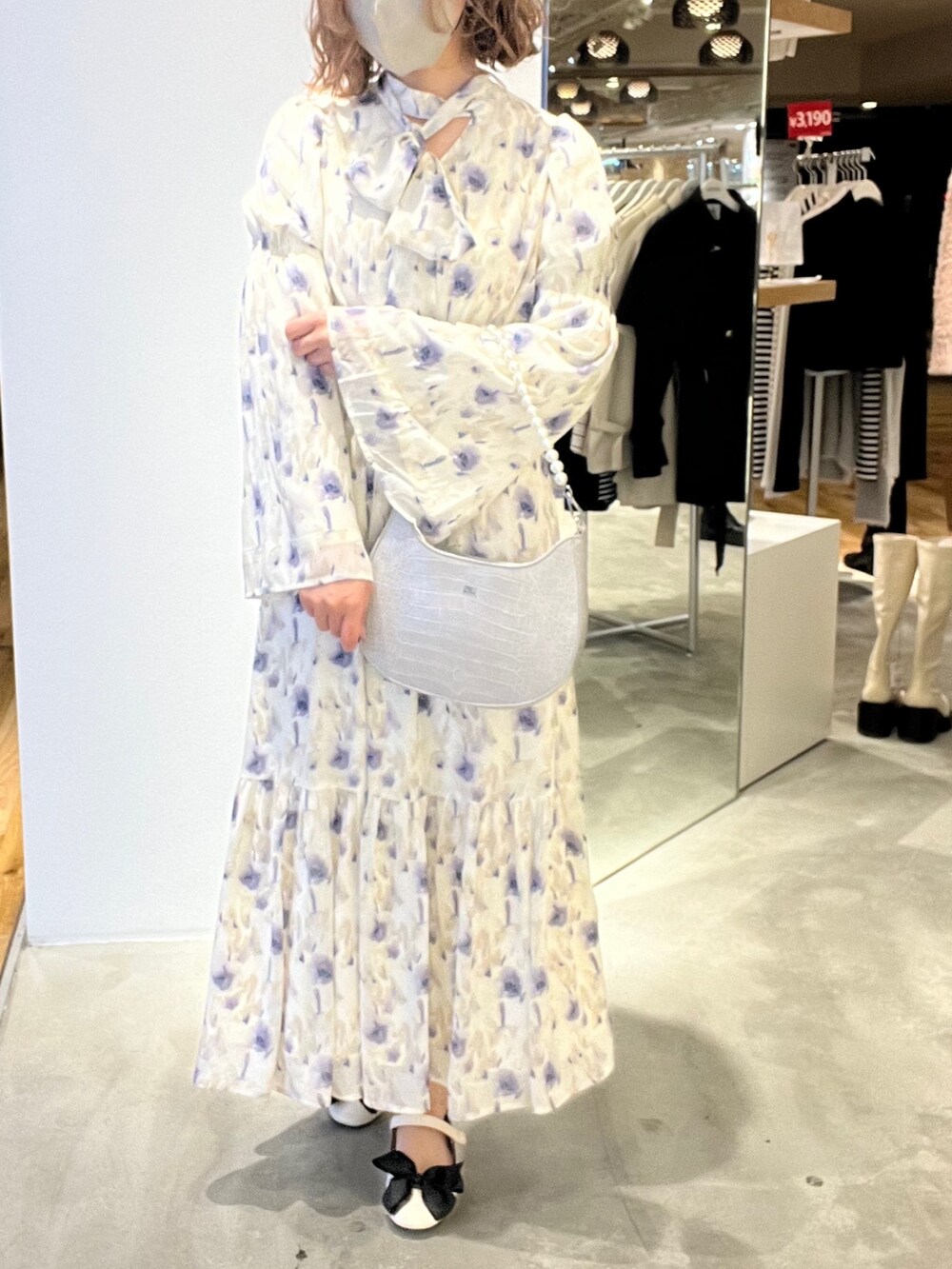 パープル系のワンピース、ホワイト系のその他シューズを着用したレディースの冬コーディネートの2枚目の写真