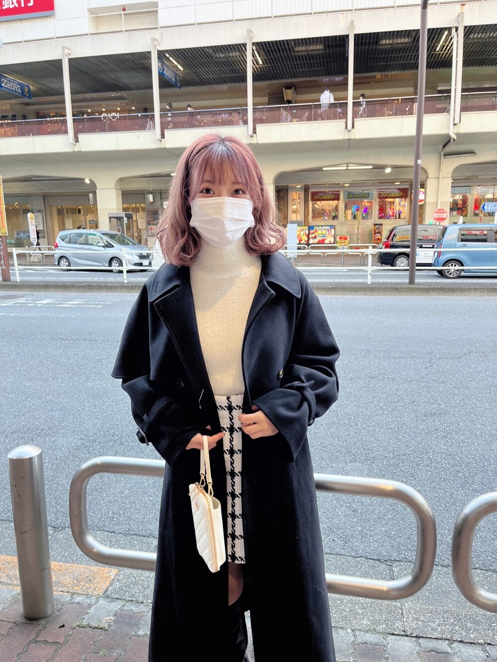 ホワイト系のニット/セーター、ホワイト系のその他パンツ、ブラック系のブーツを着用したレディースの秋コーディネートの3枚目の写真