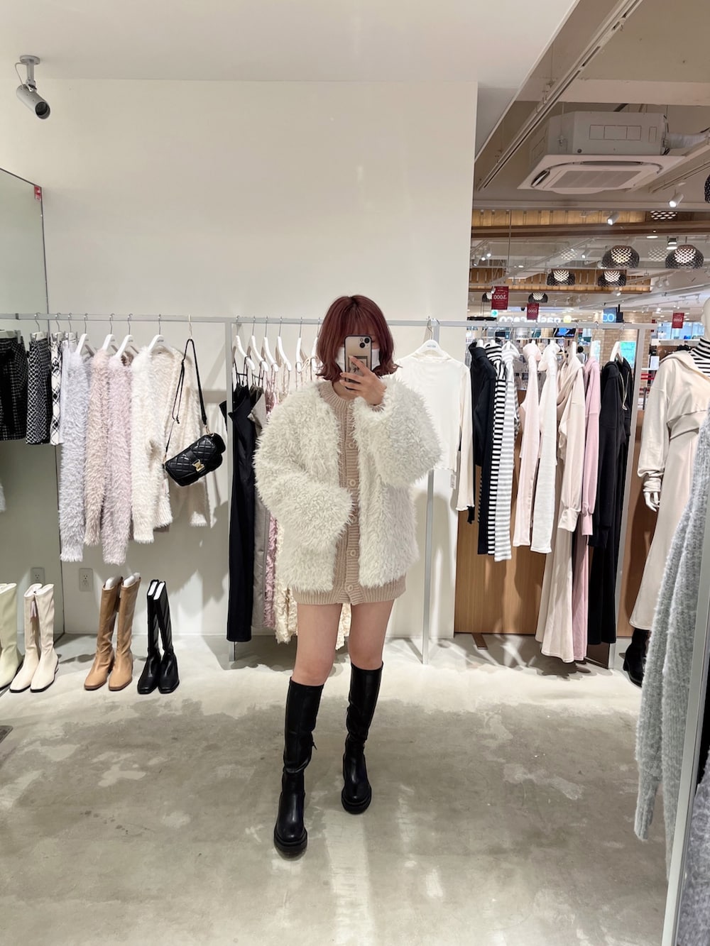 ホワイト系のスニーカー、ホワイト系の福袋/福箱、ベージュ系のキャップを着用したレディースの冬コーディネートの3枚目の写真