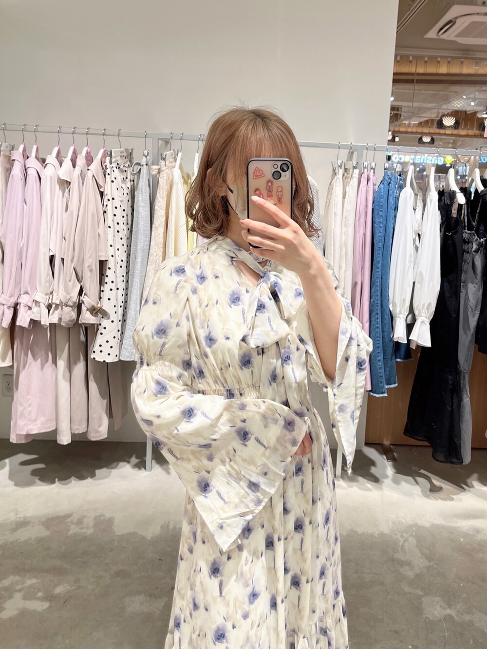 パープル系のワンピース、ホワイト系のその他シューズを着用したレディースの冬コーディネートの4枚目の写真