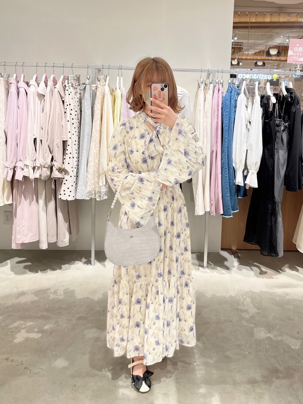 パープル系のワンピース、ホワイト系のその他シューズを着用したレディースの冬コーディネートの3枚目の写真