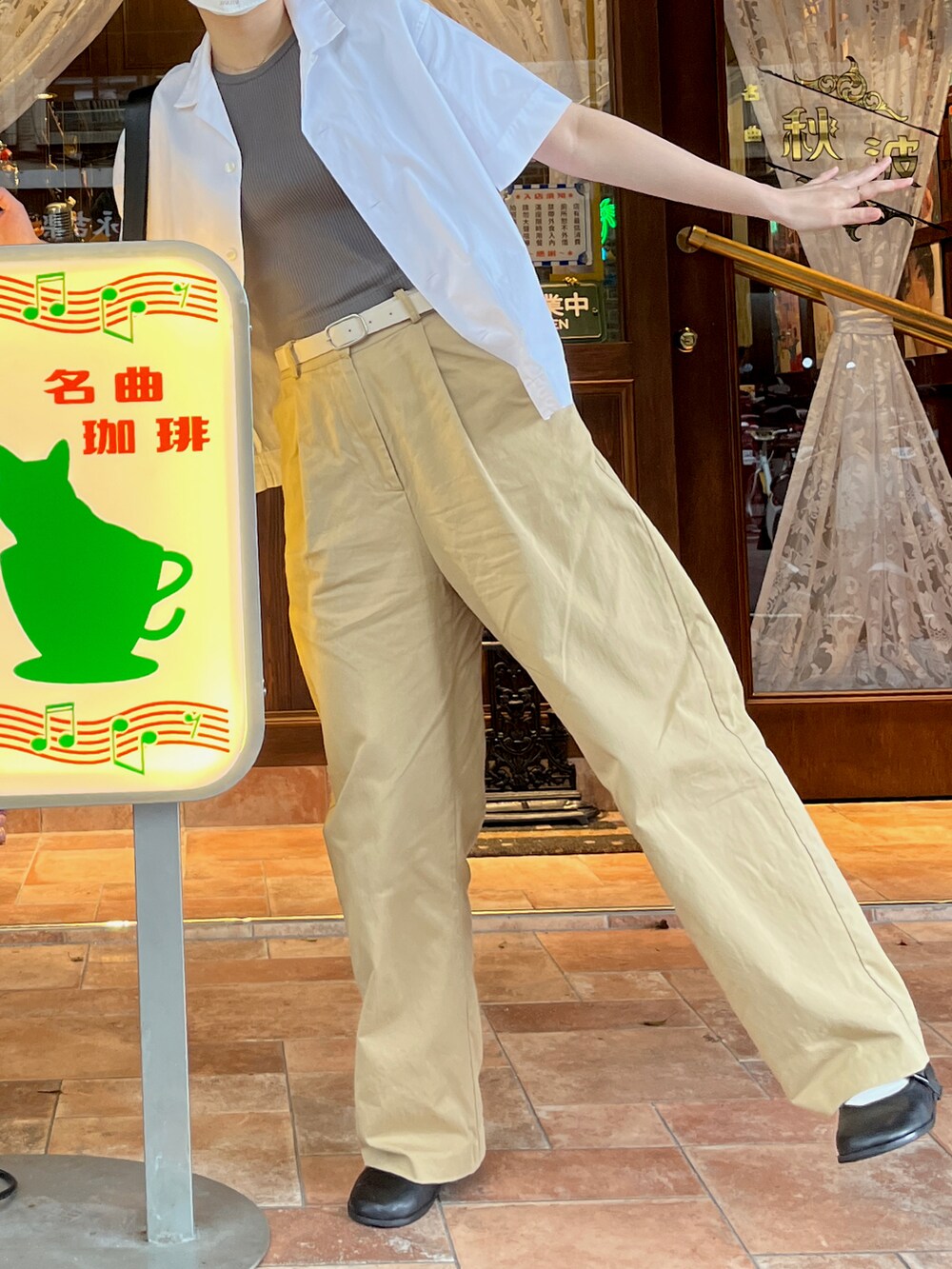 グレー系のTシャツ/カットソー、ホワイト系のシャツ/ブラウスを着用したレディースの夏コーディネートの2枚目の写真