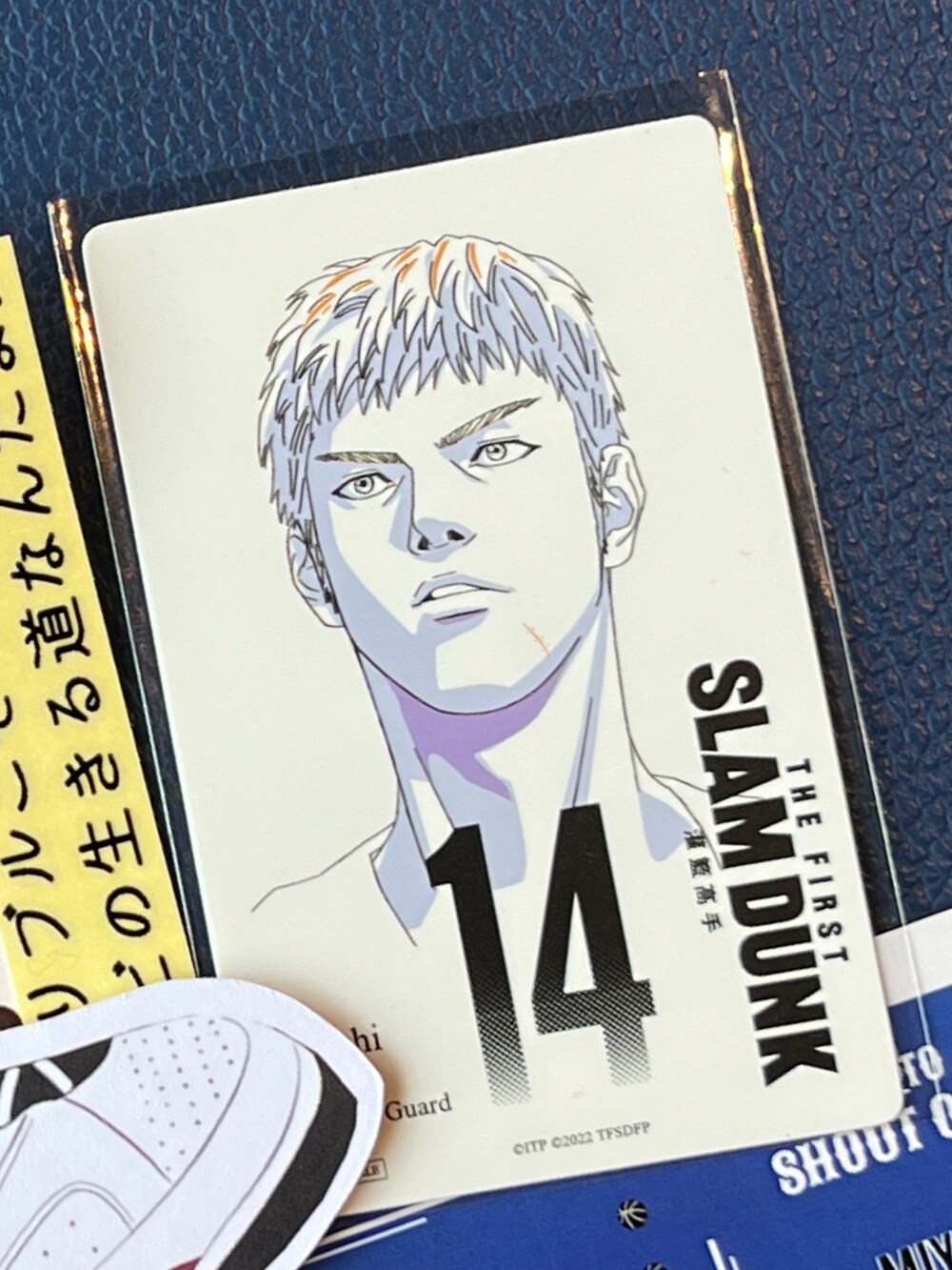 レッド系のTシャツ/カットソー、ホワイト系のスニーカーを着用したレディースの春コーディネートの2枚目の写真