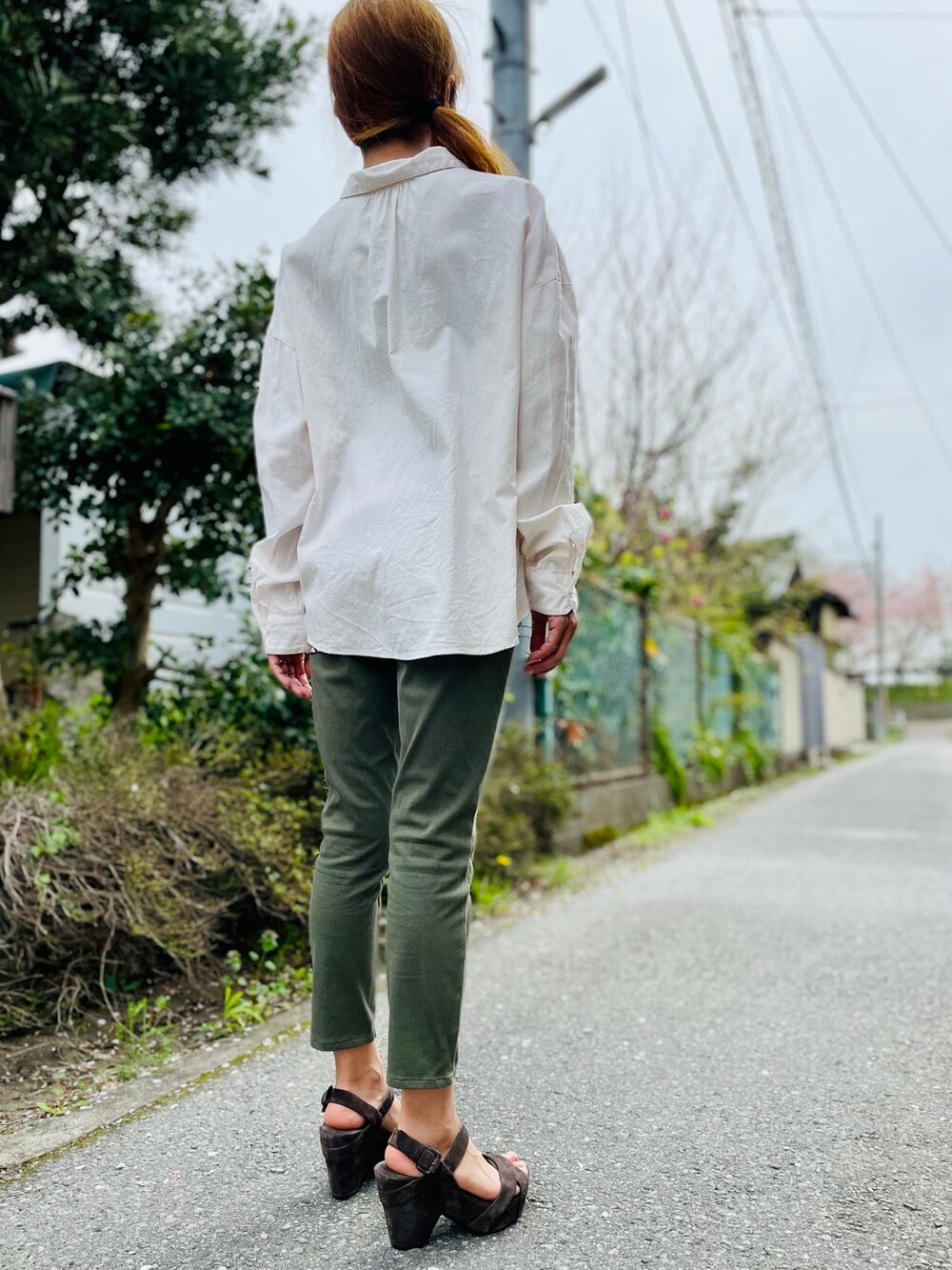 「春服、レイヤードスタイル、古着コーデ、低身長、低身長コーデ、低身長女子、ユニクロ、ユニクロコーデ、プルオーバー、アーノルドパーマー、Arnold Palmer、robertodelcarlo、おしゃれさんと繋がりたい、サンダル、ご近所コーデ」｜「UNIQLOのアイテム（パンツ、グリーン系）」を使った、Charlotteさん（レディース・154cm）の春コーディネートの2枚目の写真