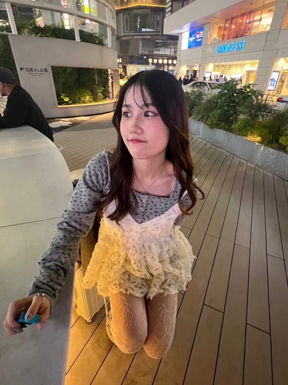 ホワイト系のキャミソール、グレー系のカーディガン/ボレロ、ホワイト系のその他パンツを着用したレディースの春コーディネートの2枚目の写真