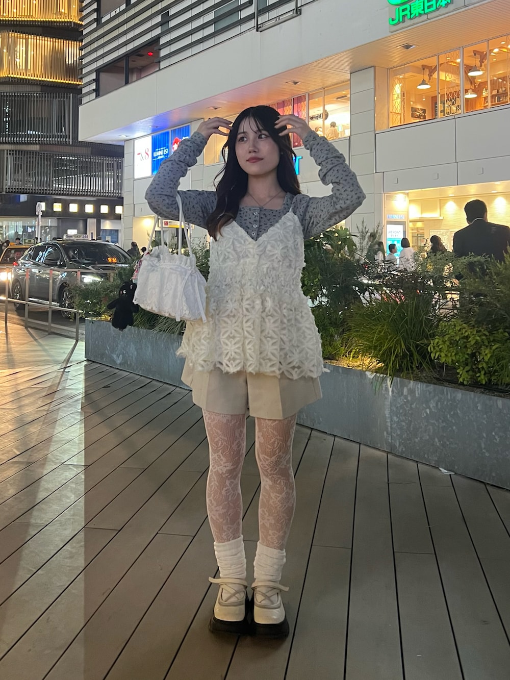 ホワイト系のキャミソール、グレー系のカーディガン/ボレロ、ホワイト系のその他パンツを着用したレディースの春コーディネートの3枚目の写真