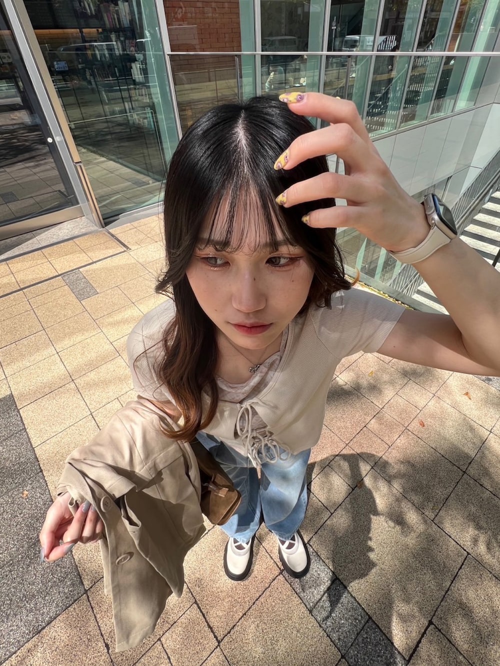 ホワイト系のTシャツ/カットソー、ブルー系のデニムパンツ、ホワイト系のその他シューズを着用したレディースの春コーディネートの4枚目の写真