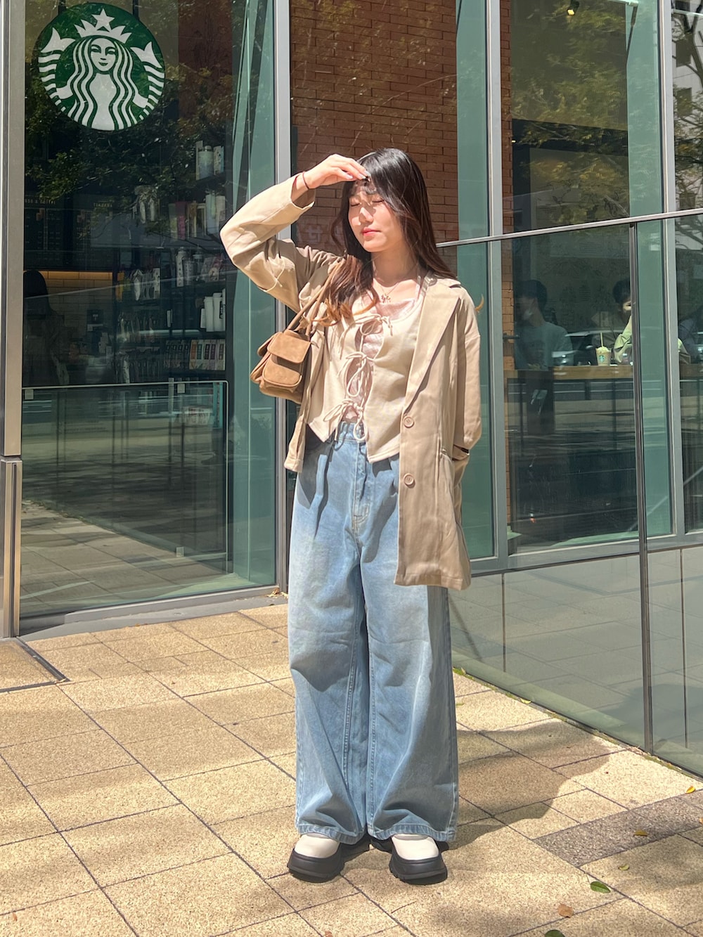 ホワイト系のTシャツ/カットソー、ブルー系のデニムパンツ、ホワイト系のその他シューズを着用したレディースの春コーディネートの3枚目の写真