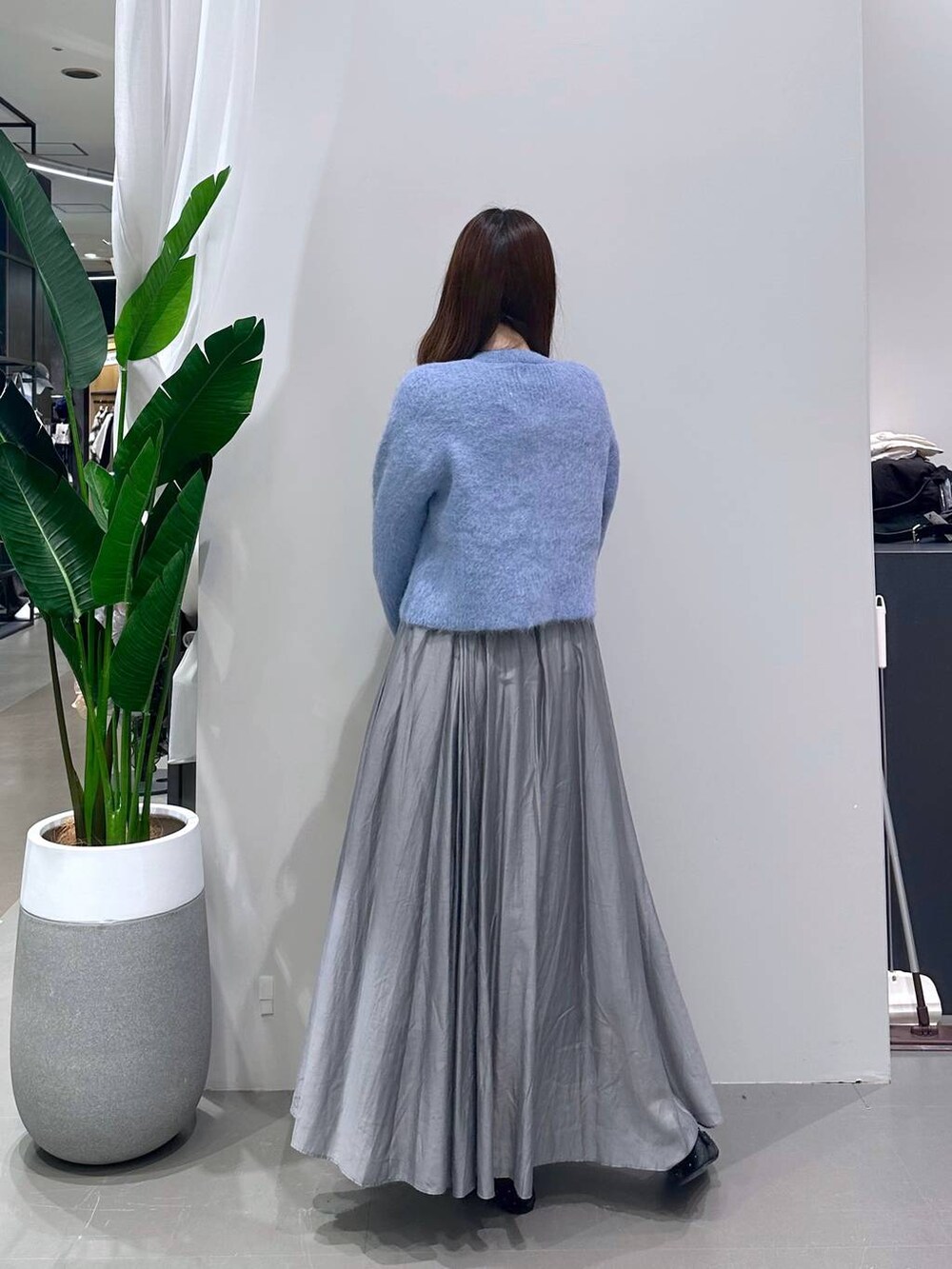 ブラック系のバレエシューズ、グレー系のスカート、ブルー系のカーディガン/ボレロを着用したレディースの秋コーディネートの3枚目の写真