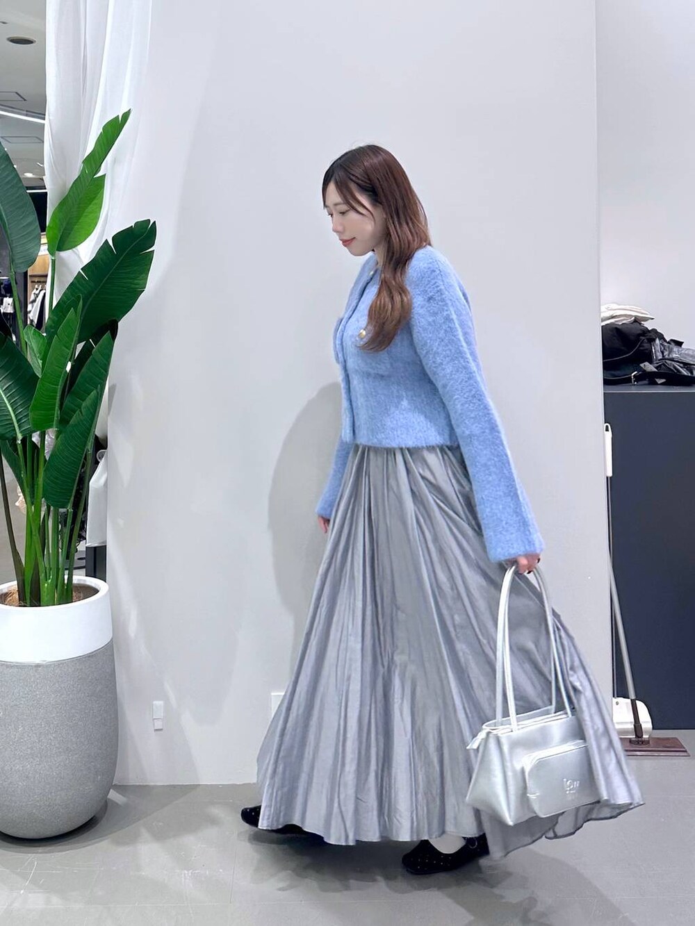 ブラック系のバレエシューズ、グレー系のスカート、ブルー系のカーディガン/ボレロを着用したレディースの秋コーディネートの2枚目の写真