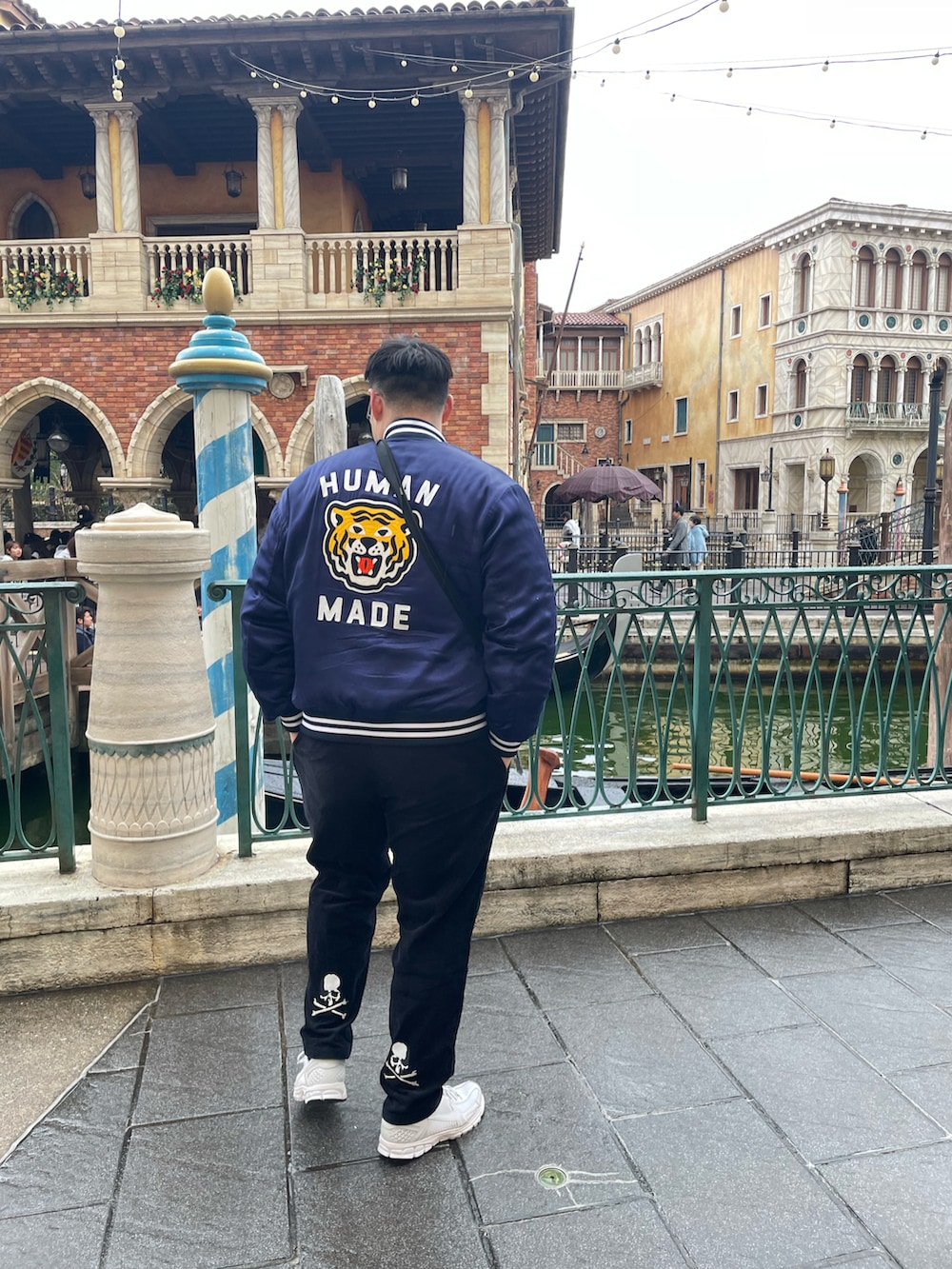 ブルー系のトップス、ブラック系のアンサンブルを着用したメンズの冬コーディネートの2枚目の写真