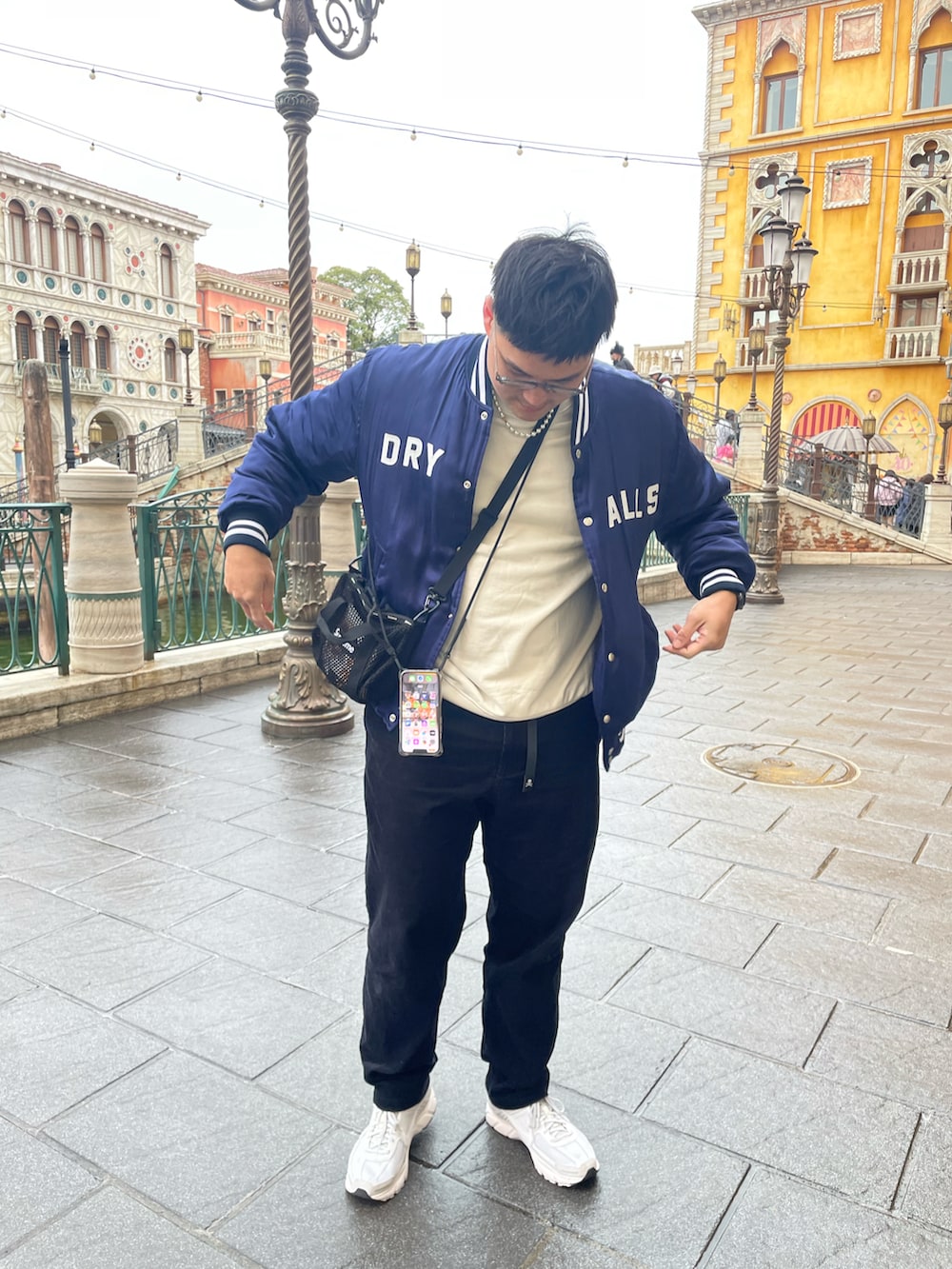 ブルー系のトップス、ブラック系のアンサンブルを着用したメンズの冬コーディネートの3枚目の写真