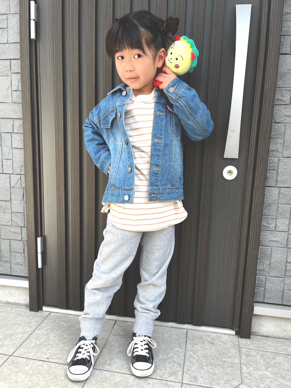 「春服デビュー宣言、休日スタイル、キッズファッション、カジュアルコーデ、オーバーサイズ、プチプラコーデ、スウェットパンツ、コンバース、チャンピオン、女の子」｜「BREEZEのWEB限定 無地長袖Tシャツ（Tシャツ/カットソー、その他）」を使った、K♡Eさん（キッズ・110cm）の春コーディネートの2枚目の写真