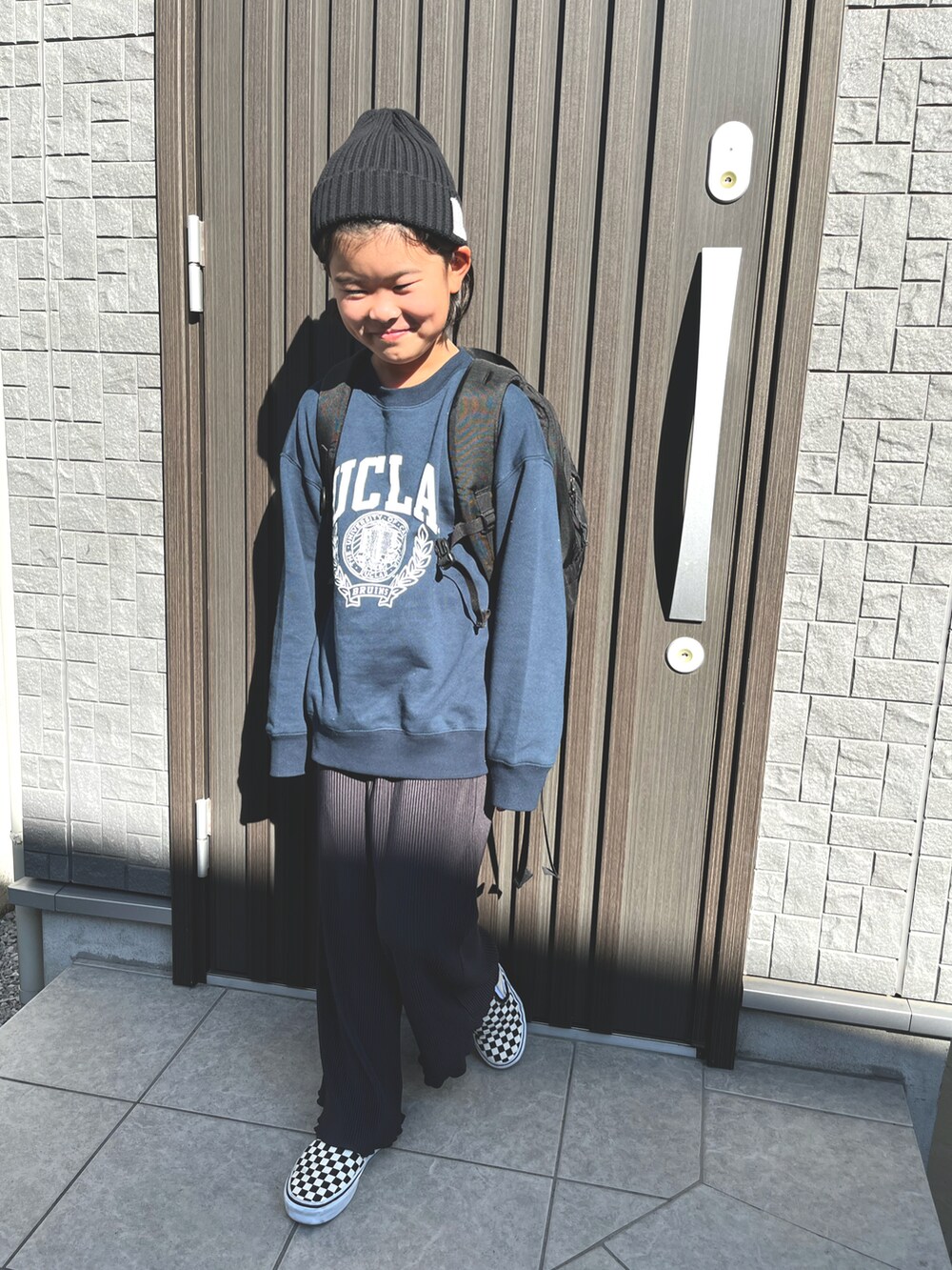 「キッズコーデ、秋コーデ、オーバーサイズ、9歳、休日コーデ、スエット、VANS、アークテリクス、小3、カジュアルコーデ、ロゴスウェット」｜「CIAOPANIC TYPYの【KIDS】【UCLA】TYPY別注EMBLEMプリントスウェット（スウェット、ブルー系）」を使った、K♡Eさん（キッズ・130cm）の秋コーディネートの2枚目の写真