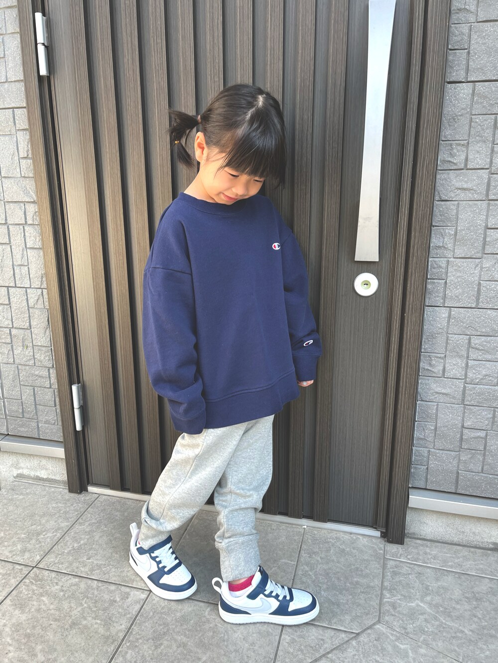 「スエット、カジュアルコーデ、ゆるコーデ、Champion、NIKE、スニーカー、5歳、キッズコーデ、オーバーサイズ」｜「Championの【Champion/チャンピオン】キッズ ベーシック クルーネックスウェットシャツ（スウェット、ブルー系）」を使った、K♡Eさん（キッズ・110cm）の秋コーディネートの2枚目の写真