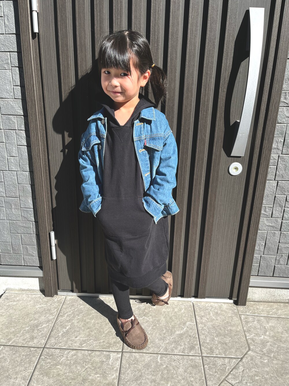 「プチプラ、キッズコーデ、カジュアルコーデ、秋コーデ、5歳、UNIQLO、オーバーサイズ」｜「BREEZEのアイテム（デニムジャケット、ブルー系）」を使った、K♡Eさん（キッズ・110cm）の秋コーディネートの2枚目の写真