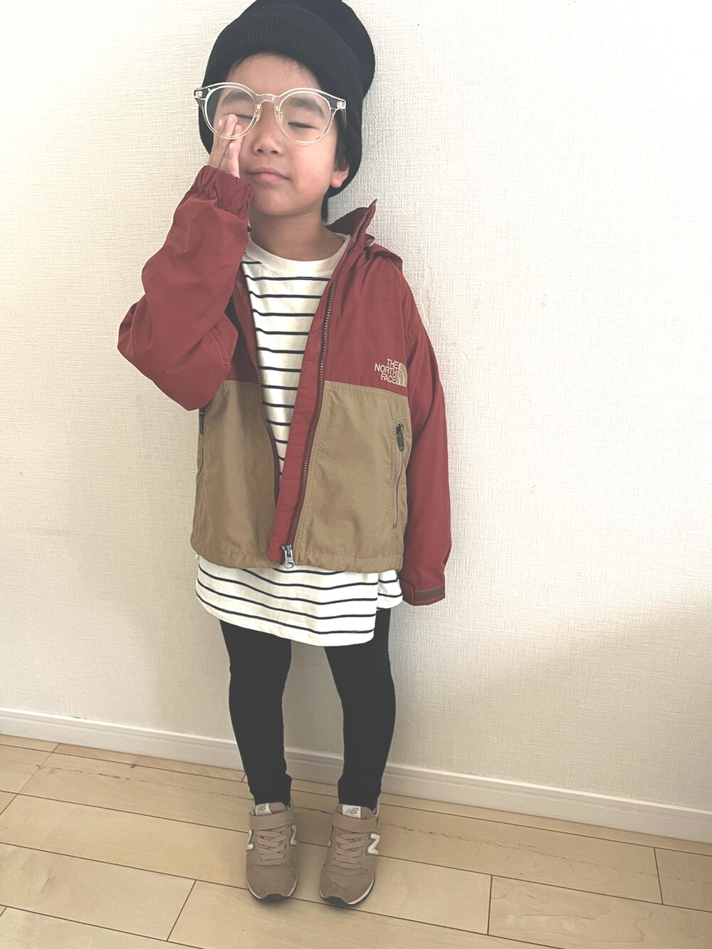 「キッズコーデ、春コーデ、次女、5歳、ショートカット、メガネ女子、ニューバランス、ビックシルエット、ノースフェイス」｜「CA4LAのアイテム（ニットキャップ/ビーニー、ブラック系）」を使った、K♡Eさん（キッズ・110cm）の春コーディネートの2枚目の写真