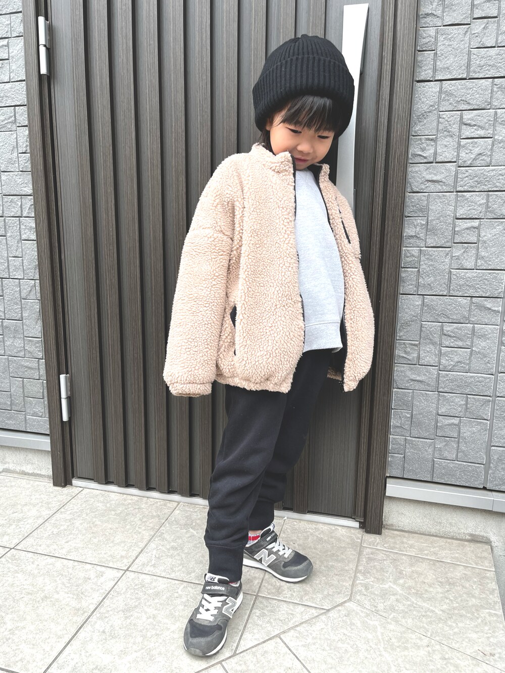 「カジュアルコーデ、休日スタイル、冬コーデ、キッズコーデ、おしゃれさんと繋がりたい、オーバーサイズ、女の子、New Balance、Champion、CAOPANIC TYPY」｜「Championの【WEB限定】Champion/ チャンピオン KIDS LONG PANTS（スウェットパンツ、ブラック系）」を使った、K♡Eさん（キッズ・110cm）の秋コーディネートの3枚目の写真
