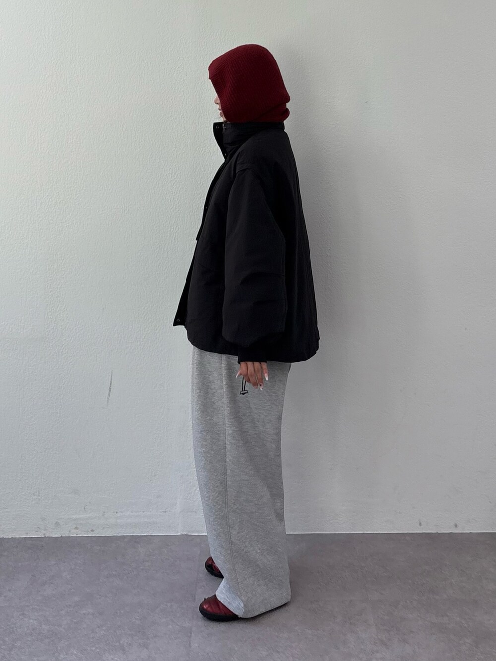 グレー系のその他パンツ、ブラック系のブルゾン、ブラウン系のショルダーバッグを着用したレディースの秋コーディネートの2枚目の写真
