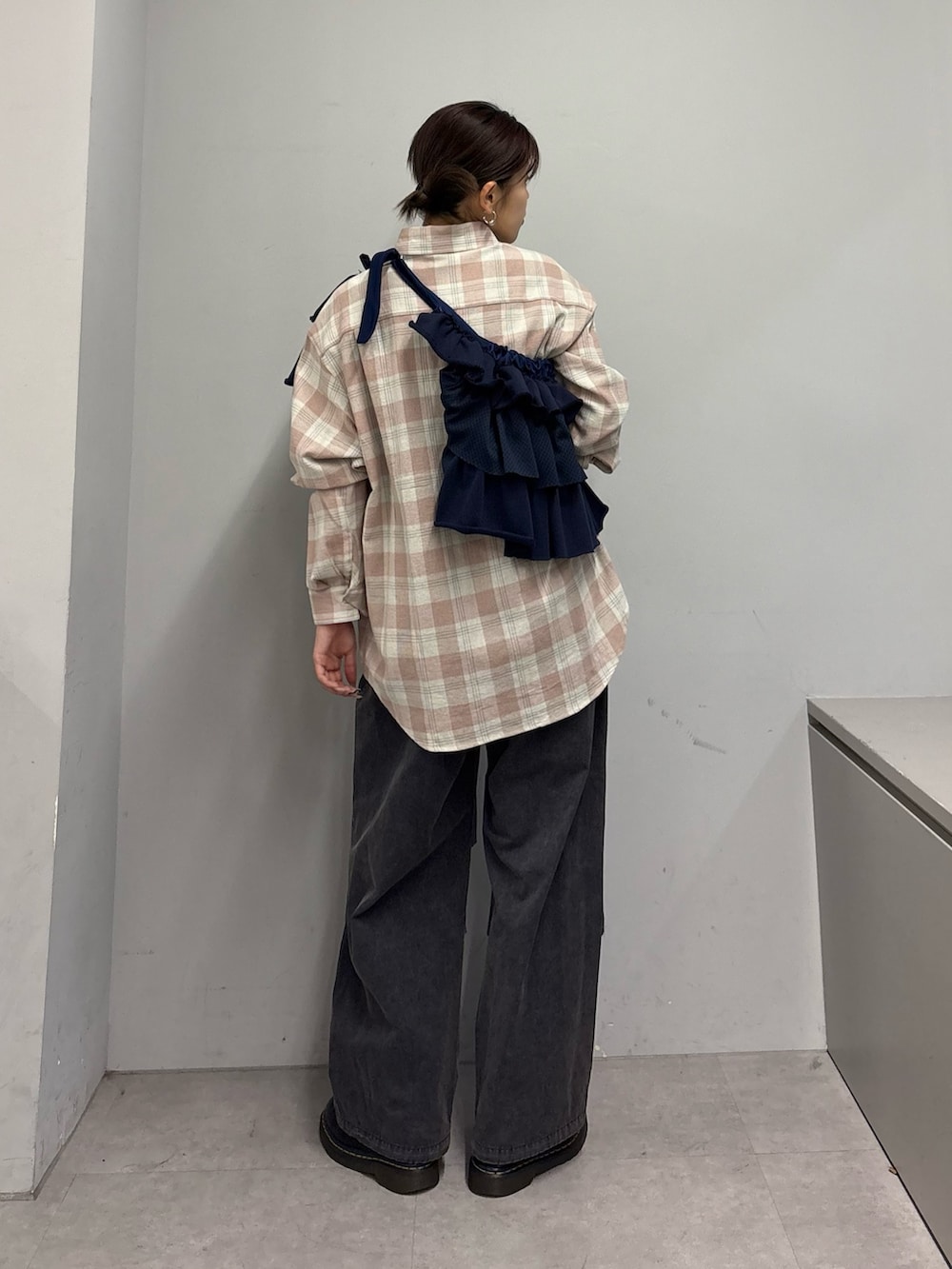 ブルー系のその他パンツ、ピンク系のシャツ/ブラウス、ブルー系のスカートを着用したレディースの春コーディネートの4枚目の写真