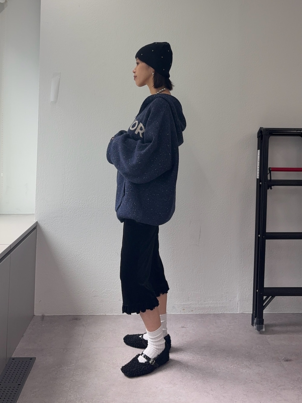 ブルー系のパーカー、ブラック系のその他パンツ、ブラック系のその他シューズを着用したレディースの秋コーディネートの3枚目の写真