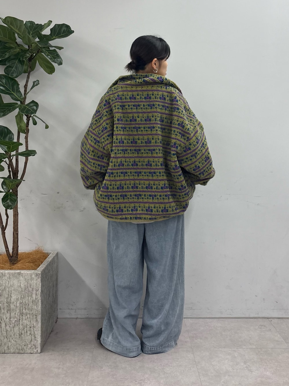 ベージュ系のブルゾン、ブルー系のデニムパンツ、グレー系のスウェットを着用したレディースの秋コーディネートの3枚目の写真