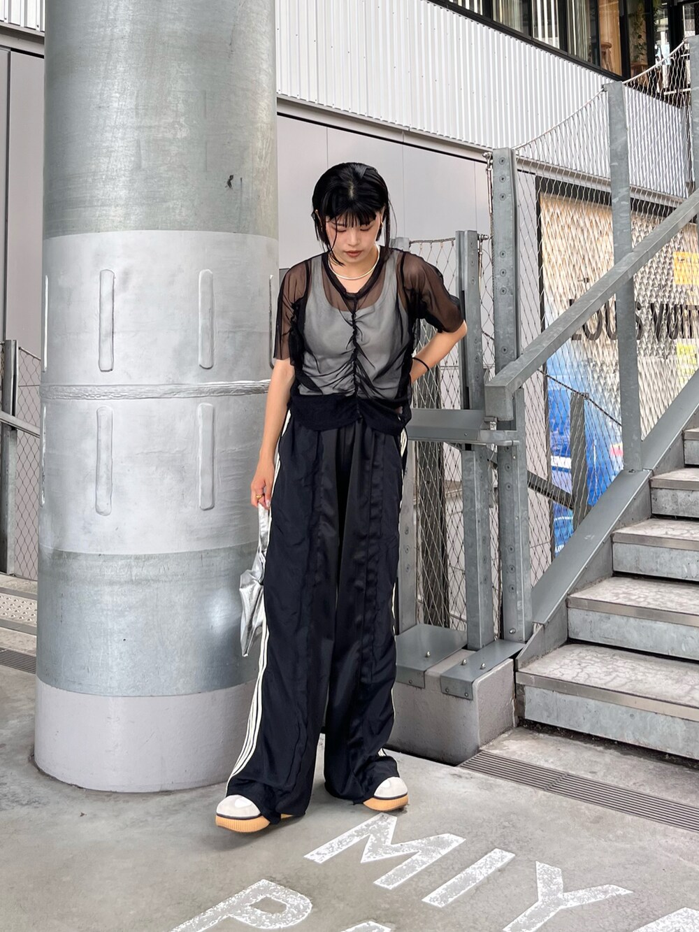 ブラック系のTシャツ/カットソー、ブラック系のスウェットパンツ、シルバー系のトートバッグを着用したレディースの夏コーディネートの2枚目の写真