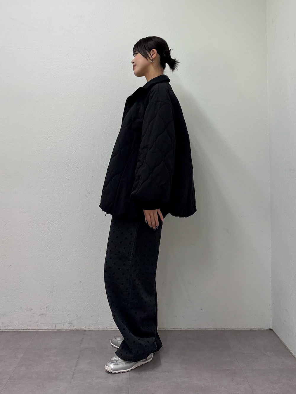 ブラック系のブルゾン、ホワイト系のニット/セーター、グレー系のその他パンツを着用したレディースの冬コーディネートの3枚目の写真